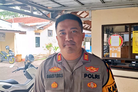 Kapolsek Bandung Wetan, AKP Bagus Yudo Setiawan, saat menyampaikan kronologi pria yang melompat dari Flyover Pasupati, Selasa (10/2/2026). Foto: Abisatya/kumparan