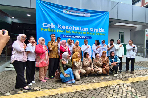 Sesi foto bersama Menko PMK, Pratikno dan para petugas kesehatan di Puskesmas Cilandak, Jakarta Selatan, Selasa (10/2/2026). Foto: Jeni Ritanti/kumparan