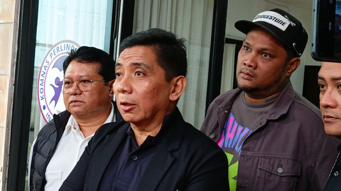 Virgoun Didampingi Kuasa Hukumnya Sandy Arifin Usai Hadiri Panggilan Klarifikasi di Komnas PA. Foto: Aprilandika Pratama/kumparan