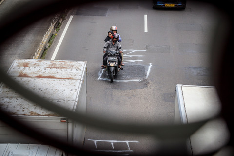 Kondisi Jalan Matraman Raya, Jakarta Timur, menjadi sorotan setelah seorang pelajar tewas akibat kecelakaan yang diduga dipicu permukaan jalan berlubang dan licin. Peristiwa tersebut terjadi pada Senin (9/2/2026) sekitar pukul 06.00 WIB. Foto: Iqbal Firdaus/kumparan