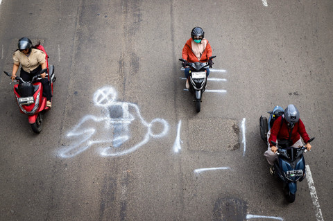 Kondisi Jalan Matraman Raya, Jakarta Timur, menjadi sorotan setelah seorang pelajar tewas akibat kecelakaan yang diduga dipicu permukaan jalan berlubang dan licin. Peristiwa tersebut terjadi pada Senin (9/2/2026) sekitar pukul 06.00 WIB. Foto: Iqbal Firdaus/kumparan