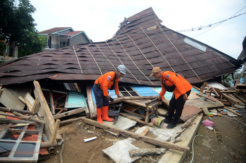 Tim relawan BPBD membersihkan puing-puing rumah yang hancur akibat bencana tanah bergerak di Desa Padasari, Kabupaten Tegal, Jawa Tengah, Selasa (10/2/2026). Foto: Oky Lukmansyah/ANTARA FOTO