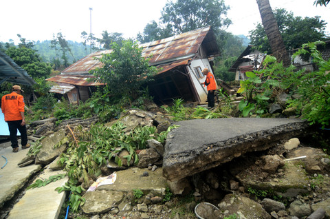 Tim relawan BPBD menyisir di sejumlah rumah yang hancur akibat bencana tanah bergerak di Desa Padasari, Kabupaten Tegal, Jawa Tengah, Selasa (10/2/2026). Foto: Oky Lukmansyah/ANTARA FOTO