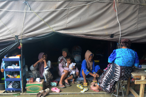 Seorang warga mengangkut barang-barangnya untuk pindah dari pengungsian ke rumah keluarganya di tempat pengungsian bencana tanah bergerak di Desa Padasari, Kabupaten Tegal, Jawa Tengah, Selasa (10/2/2026). Foto: Oky Lukmansyah/ANTARA FOTO