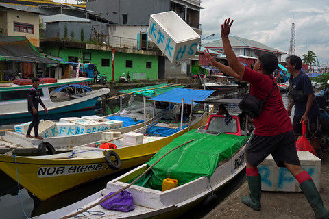 Nelayan menyiapkan kotak penyimpanan ikan sebelum melaut untuk menangkap ikan di Makassar, Sulawesi Selatan, Selasa (10/2/2026). Foto: Hasrul Said/ANTARA FOTO