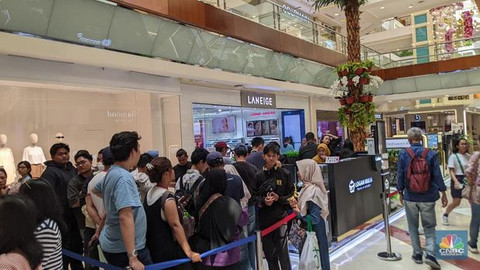 Foto: Suasana gerai ANTAM di Pondok Indah Mall (PIM), Jakarta, Minggu (6/5/2025). (CNBC Indonesia/Emir Yanwardhana