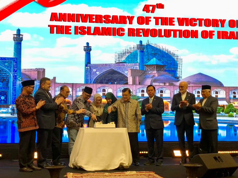 Dubes Iran untuk Indonesia, Mohammad Boroujerdi (dua dari kiri), bersama tamu kehormatan perwakilan pemerintah RI saat memotong kue ulang tahun Peringatan ke-47 Revolusi Islam Iran di Jakarta, Selasa (10/2). Foto: Firda Brillianti/kumparan