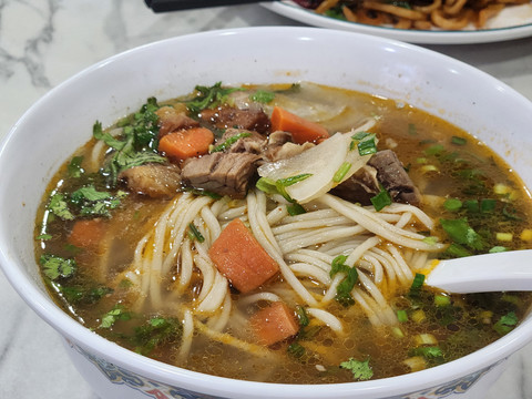 Menu hong shao lamian di restoran Lanzhou Lamian yang ada di Glodok. Foto: Ela Nurlaela/kumparan