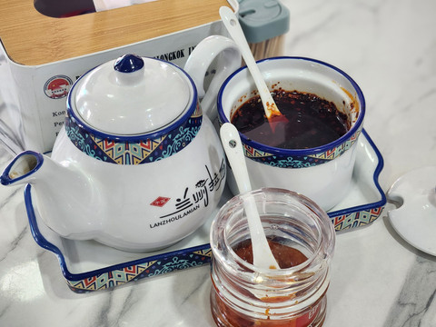 Chili oil dan sambal sepuasnya di restoran Lanzhou Lamian yang ada di Glodok. Foto: Ela Nurlaela/kumparan