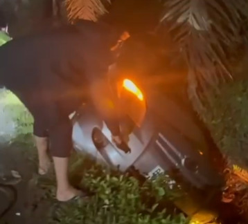 Mobil kurir narkoba masuk parit saat dikejar polisi. Dok. Istimewa