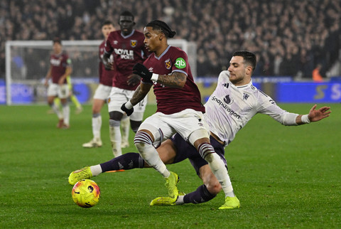 Crysencio Summerville dari West Ham United beraksi dengan Diogo Dalot dari Manchester United pada pertandingan Liga Inggris antara West Ham United vs Manchester United di Stadion London, London, Rabu (11/2/2025) dini hari WIB. Foto: Tony O Brien/REUTERS