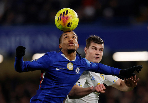 Joao Pedro dari Chelsea beraksi dengan Jaka Bijol dari Leeds United pada pertandingan Liga Inggris antara Chelsea vs Leeds United di Stamford Bridge, London, Rabu (11/2/2026) dini hari WIB. Foto: Andrew Couldridge/REUTERS