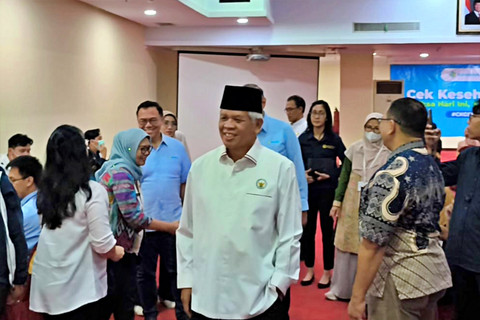 Pelaksana tugas Kepala Bapeten, Zainal Arifin saat meninjau Cek Kesehatan Gratis di Kantor Bapeten, Jakarta Pusat, Rabu (11/2/2026). Foto: Zamachsyari/kumparan