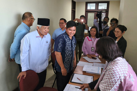 Pelaksana tugas Kepala Bapeten, Zainal Arifin (kedua kiri) saat meninjau Cek Kesehatan Gratis di Kantor Bapeten, Jakarta Pusat, Rabu (11/2/2026). Foto: Zamachsyari/kumparan