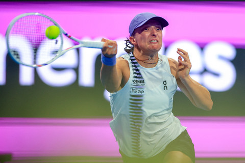 Iga Swiatek dari Polandia bereaksi setelah memenangkan poin melawan Janice Tjen dari Indonesia dalam pertandingan tunggal putri di turnamen tenis Qatar Open di Doha, Selasa (10/2/2026). Foto: Karim Jaafar/AFP