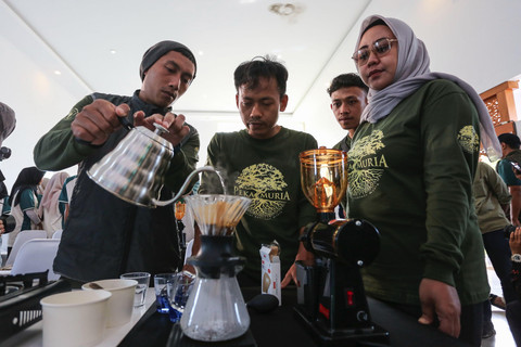 Praktik "manual brew" mengolah biji kopi yang ditanam sendiri. Dok: BLDF