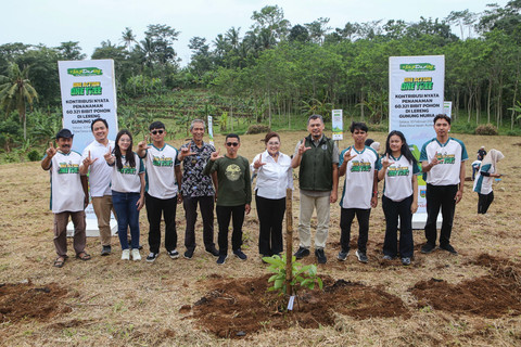 Director Communications Djarum Foundation Mutiara Diah Asmara bersama petani, penggiat lingkungan PEKA Muria, dan pemuda yang tergabung dalam gerakan Siap Darling saat menanam pohon di lereng Gunung Muria. Dok: BLDF
