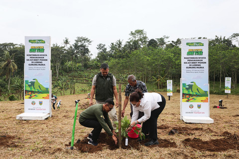 Director Communications Djarum Foundation Mutiara Diah Asmara bersama petani, penggiat lingkungan PEKA Muria, dan pemuda yang tergabung dalam gerakan Siap Darling saat menanam pohon di lereng Gunung Muria. Dok: BLDF