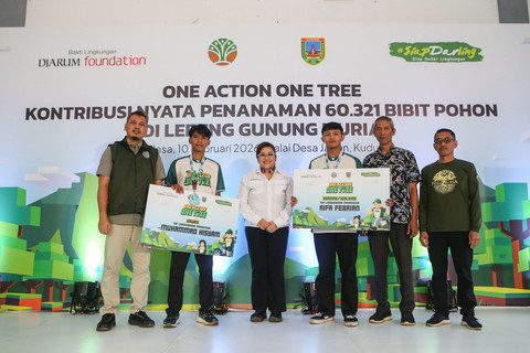 Director Communications Djarum Foundation Mutiara Diah Asmara bersama petani, penggiat lingkungan PEKA Muria, dan pemuda yang tergabung dalam gerakan Siap Darling yang menanam pohon di lereng Gunung Muria. Dok: BLDF