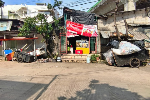 Beberapa gerobak milik "Manusia Gerobak" yang digunakan untuk mengumpulkan barang bekas setiap harinya di sekitar kawasan Jakarta Selatan, Rabu (11/2/2026). Foto: Jeni Ritanti/kumparan