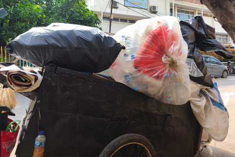 Beberapa gerobak milik "Manusia Gerobak" yang digunakan untuk mengumpulkan barang bekas setiap harinya di sekitar kawasan Jakarta Selatan, Rabu (11/2/2026). Foto: Jeni Ritanti/kumparan