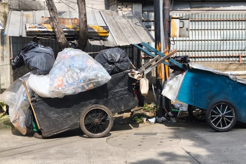 Gerobak yang digunakan Ani Dan Yanto untuk mengumpulkan barang bekas setiap harinya di sekitar kawasan Jakarta Selatan, Rabu (11/2/2026). Foto: Jeni Ritanti/kumparan