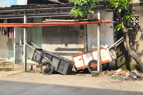 Beberapa gerobak milik "Manusia Gerobak" yang digunakan untuk mengumpulkan barang bekas setiap harinya di sekitar kawasan Jakarta Selatan, Rabu (11/2/2026). Foto: Jeni Ritanti/kumparan