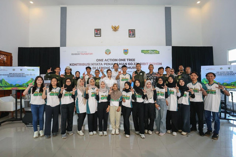 Director Communications Djarum Foundation Mutiara Diah Asmara bersama komunitas Siap Darling (Siap Sadar Lingkungan). Dok: BLDF