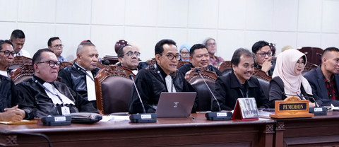 Tifa, Roy, dan Rismon menguji pasal Pencemaran Nama Baik dalam KUHP dan UU ITE. Foto: Dok. Humas Mahkamah Konstitusi