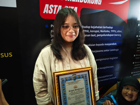 Eviana Adi'ba Agustin mendapatkan penghargaan dari Kapolresta Yogyakarta Kombes Pol Eva Guna Pandia usai menabrak jambret hp. Foto: Arfiansyah Panji Purnandaru/kumparan