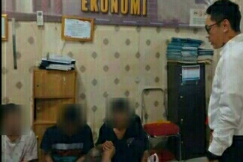 Polisi mengamankan tiga pemuda yang diduga terlibat dalam keributan dengan sajam di Kota Manado. Foto: HO-Polda Sulut/ANTARA