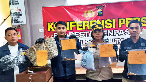 Polisi menunjukkan barang bukti pencurian dengan pelaku AI. Foto: Dok. Polresta Denpasar
