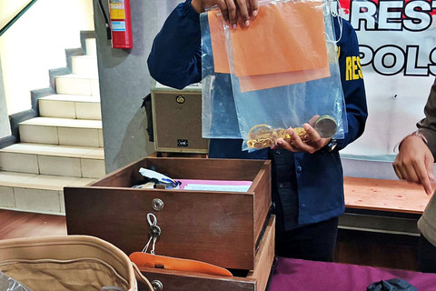 Polisi menunjukkan barang bukti pencurian dengan pelaku AI. Foto: Dok. Polresta Denpasar
