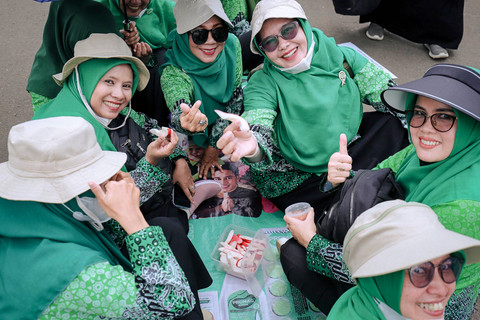 Para guru madrasah swasta yang tergabung dalam Perkumpulan Guru Madrasah (PGM) Indonesia menggelar aksi di depan Gedung DPR/MPR RI, Senayan, Jakarta Pusat, Rabu (11/2/2026). Foto: Jamal Ramadhan/kumparan