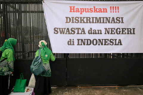 Para guru madrasah swasta yang tergabung dalam Perkumpulan Guru Madrasah (PGM) Indonesia menggelar aksi di depan Gedung DPR/MPR RI, Senayan, Jakarta Pusat, Rabu (11/2/2026). Foto: Jamal Ramadhan/kumparan