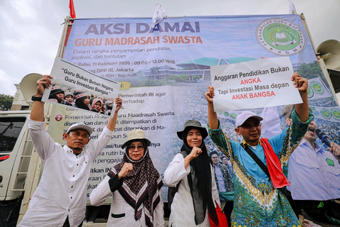 Para guru madrasah swasta yang tergabung dalam Perkumpulan Guru Madrasah (PGM) Indonesia menggelar aksi di depan Gedung DPR/MPR RI, Senayan, Jakarta Pusat, Rabu (11/2/2026). Foto: Jamal Ramadhan/kumparan