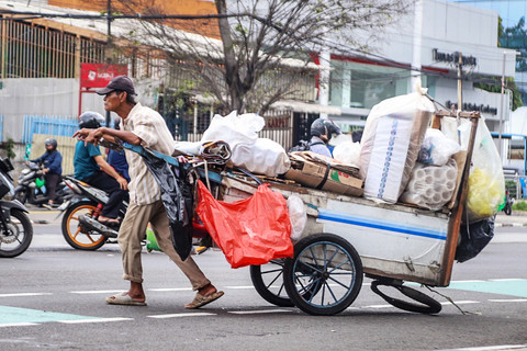Sejumlah pemulung yang dikenal sebagai "manusia gerobak" terlihat beraktivitas di kawasan Jatinegara, Jakarta, Rabu (11/2/2026).  Foto: Iqbal Firdaus/kumparan