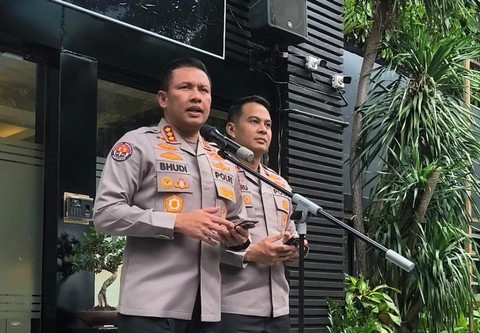 Kabid Humas Polda Metro Jaya, Kombes Pol Budi Hermanto, didampingi Kasubdit Penmas Bidhumas Polda Metro Jaya, Kompol Andaru Rahutomo, saat ditemui di Polda Metro Jaya, Jakarta Pusat, Rabu (11/2/2026). Foto: Jeni Ritanti/kumparan