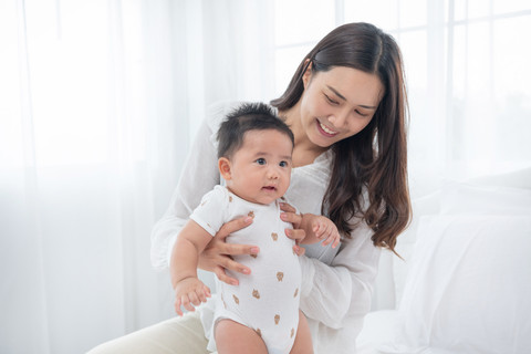 Ilustrasi ibu bersama bayi. Foto: sutlafk/Shutterstock