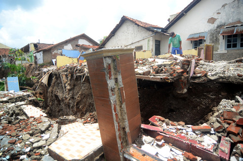 Warga berdiri di reruntuhan rumah terdampak longsor di Desa Kajen, Kabupaten Tegal, Jawa Tengah, Rabu (11/2/2026). Foto: Oky Lukmansyah/ANTARA FOTO