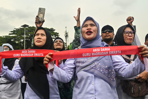 Sejumlah tenaga pengajar yang tergabung dalam Perkumpulan Guru Madrasah (PGM) Indonesia menggelar aksi damai di depan Gedung DPR/MPR, Jakarta, Rabu (11/2/2026). Foto: Fakhri Hermansyah/ANTARA FOTO