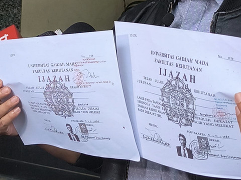 Roy Suryo mendatangi Polda Metro Jaya Jakarta Selatan untuk memenuhi wajib lapor terkait dugaan ijazah palsu Joko Widodo, Rabu (11/2).  Foto: Jeni Ritanti/kumparan