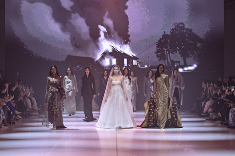 Tangan Privé membuka Dewi Fashion Knights malam pertama. Foto: JFW