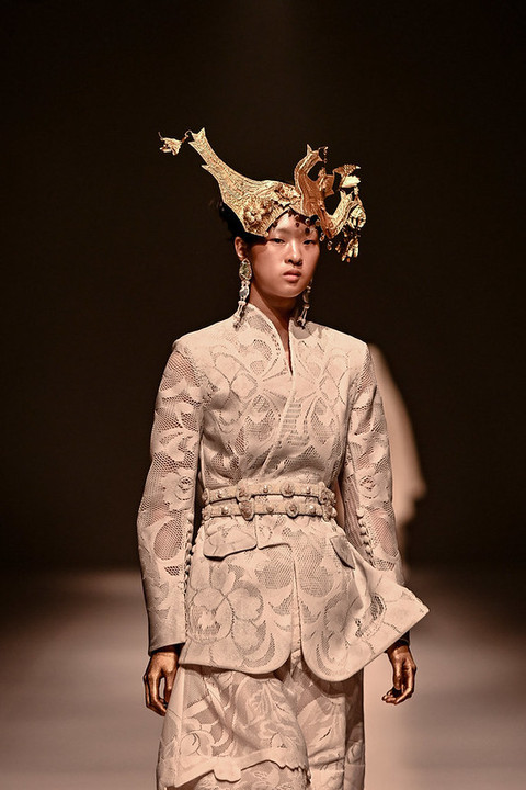 Koleksi Toton di Dewi Fashion Knights. Foto: JFW