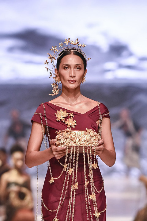 Koleksi Tulola di Dewi Fashion Knights. Foto: JFW