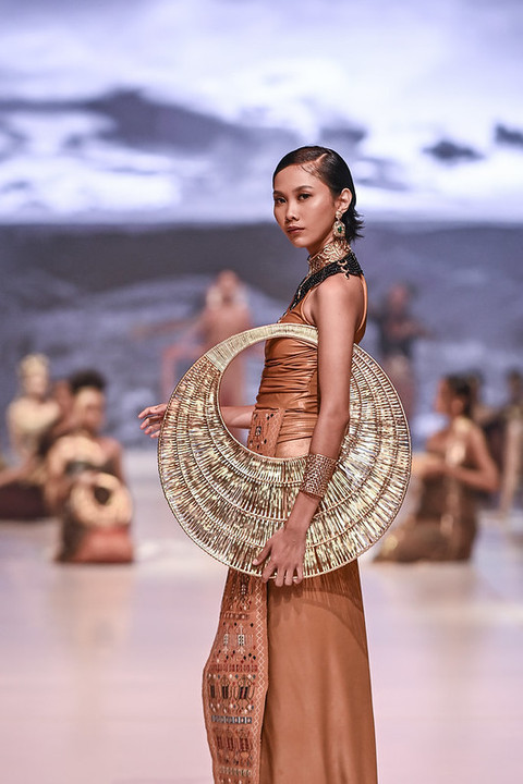 Koleksi Tulola di Dewi Fashion Knights. Foto: JFW