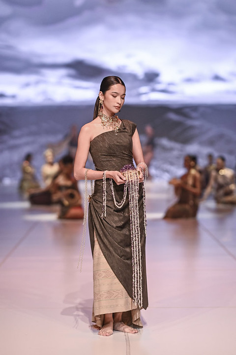 Koleksi Tulola di Dewi Fashion Knights. Foto: JFW