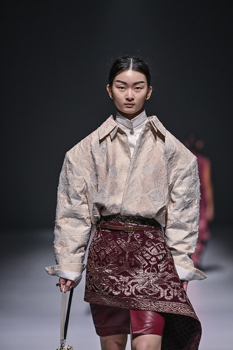 Koleksi Sapto Djojokartiko di Dewi Fashion Knights. Foto: JFW