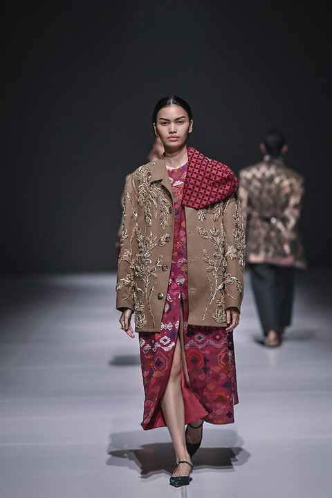 Koleksi Sapto Djojokartiko di Dewi Fashion Knights. Foto: JFW