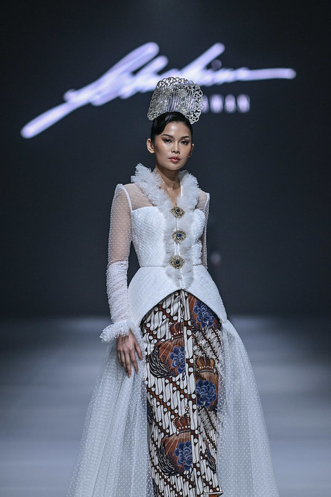 Koleksi Sebastian Gunawan Signature di Dewi Fashion Knights. Foto: JFW